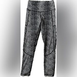 FMFM FEED ME FIGHT ME PATTERNED LEGGINGS SIZE MEDIUM